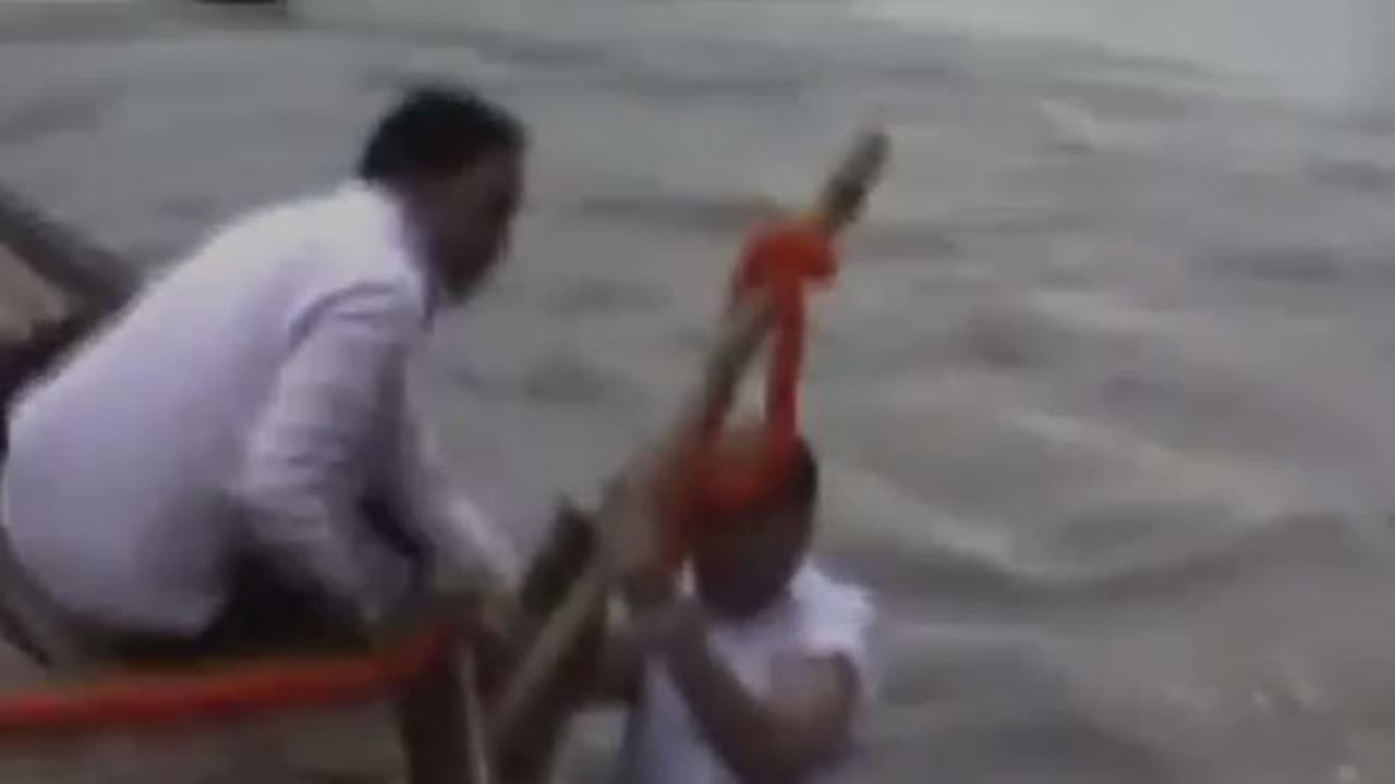 ಅಟಲ್ ಅಸ್ಥಿ ವಿಸರ್ಜನೆ ವೇಳೆ ದೋಣಿ ಮಗುಚಿ ನೀರಿಗೆ ಬಿದ್ದ ಬಿಜೆಪಿಗರು ಅಟಲ್ ಅಸ್ಥಿ ವಿಸರ್ಜನೆ ವೇಳೆ ದೋಣಿ ಮಗುಚಿ ನೀರಿಗೆ ಬಿದ್ದ ಬಿಜೆಪಿಗರು