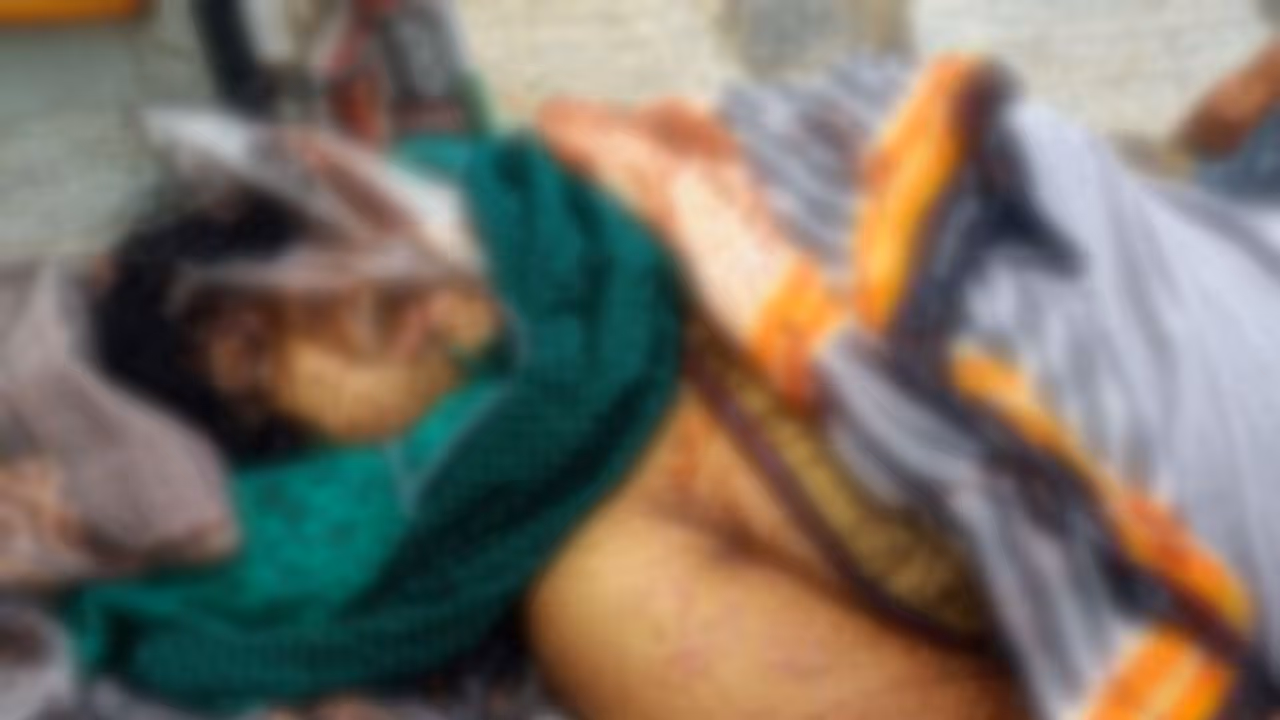 బ్యూటీషీయన్పై దాడి: మత్తు ఇంజక్షన్ ఇచ్చి కత్తి గాట్లు, ప్రియుడెక్కడ? బ్యూటీషీయన్పై దాడి: మత్తు ఇంజక్షన్ ఇచ్చి కత్తి గాట్లు, ప్రియుడెక్కడ?