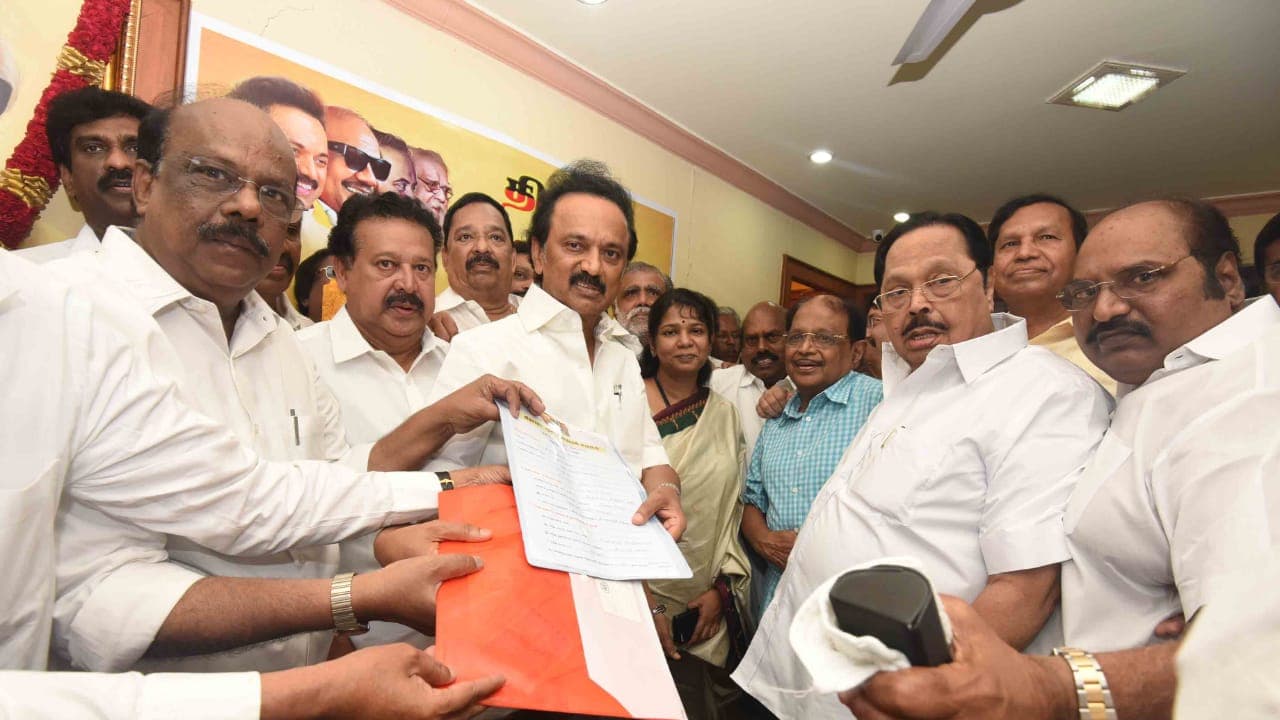 65 மாவட்ட செயலாளர்கள் முன்மொழிய தலைவர் பதவிக்கு மனு தாக்கல் செய்தார் ஸ்டாலின்! 65 மாவட்ட செயலாளர்கள் முன்மொழிய தலைவர் பதவிக்கு மனு தாக்கல் செய்தார் ஸ்டாலின்!