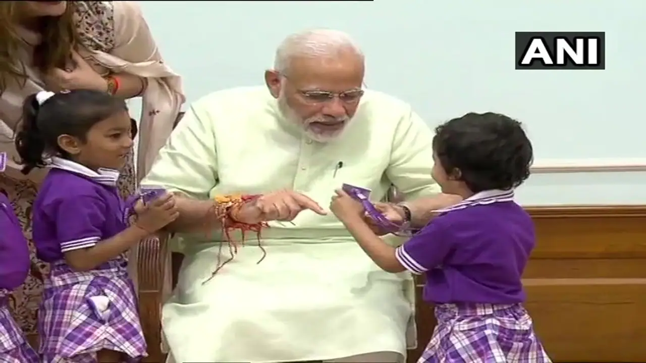 हर्षोल्लास से मनाया जा रहा है रक्षाबंधन का त्यौहार, राष्ट्रपति, पीएम को बच्चियों ने बांधी राखी