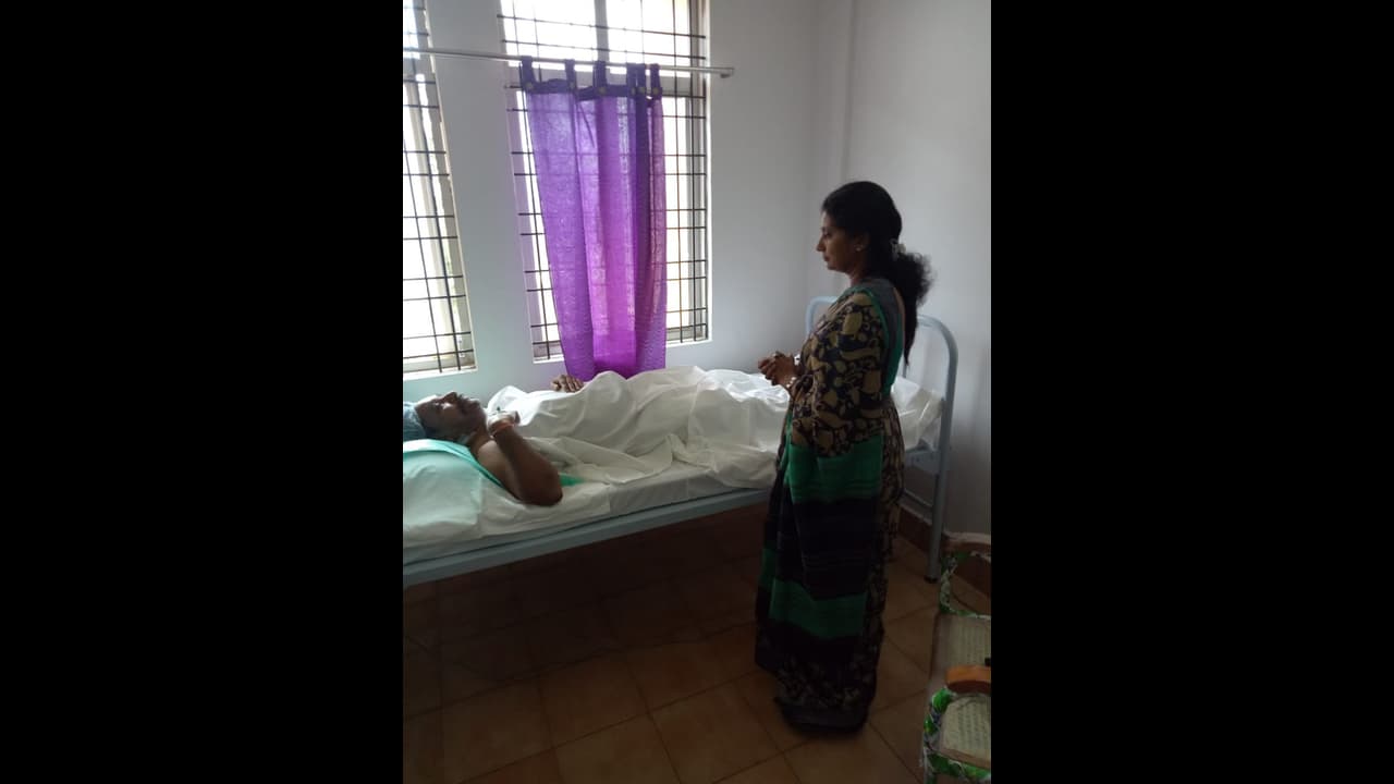 ప్రభుత్వాస్పత్రిలో ఆపరేషన్ చేయించుకున్న మంత్రి ప్రభుత్వాస్పత్రిలో ఆపరేషన్ చేయించుకున్న మంత్రి