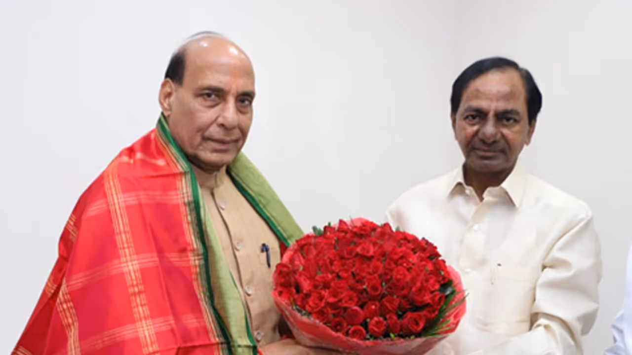 ముందస్తు సంకేతాలు: కేంద్ర మంత్రులతో కేసీఆర్ వరుస భేటీలు ముందస్తు సంకేతాలు: కేంద్ర మంత్రులతో కేసీఆర్ వరుస భేటీలు