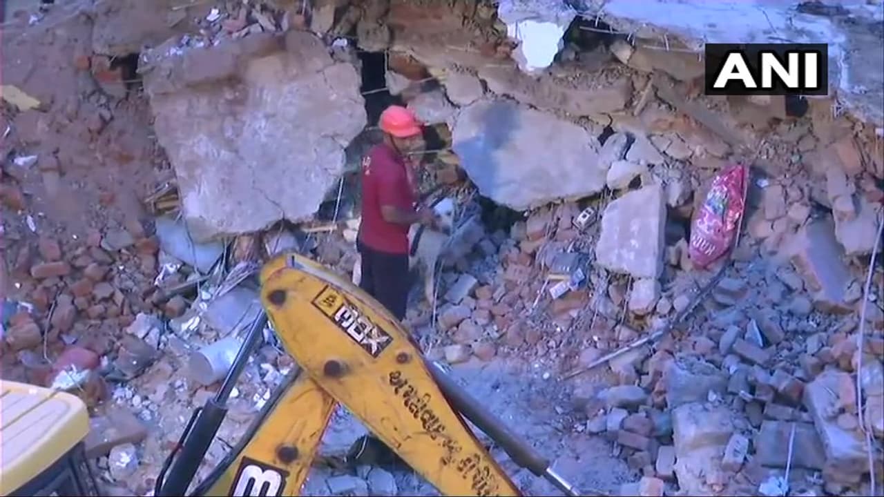 కుప్పకూలిన భవనం: శిథిలాల కింద పది మంది కుప్పకూలిన భవనం: శిథిలాల కింద పది మంది