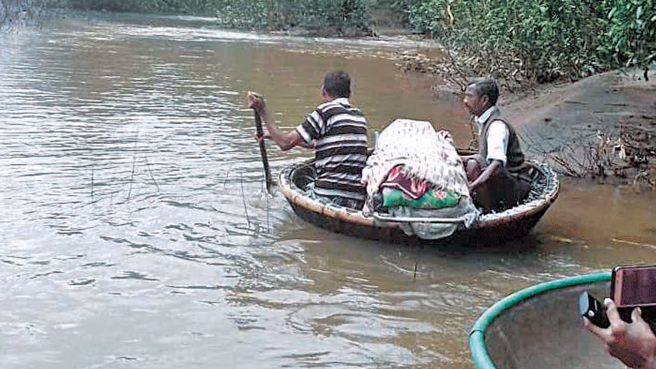 ರಸ್ತೆ ಇಲ್ಲದ್ದರಿಂದ ತೆಪ್ಪದಲ್ಲಿ ಶವ ಸಾಗಿಸಿದರು! ರಸ್ತೆ ಇಲ್ಲದ್ದರಿಂದ ತೆಪ್ಪದಲ್ಲಿ ಶವ ಸಾಗಿಸಿದರು!