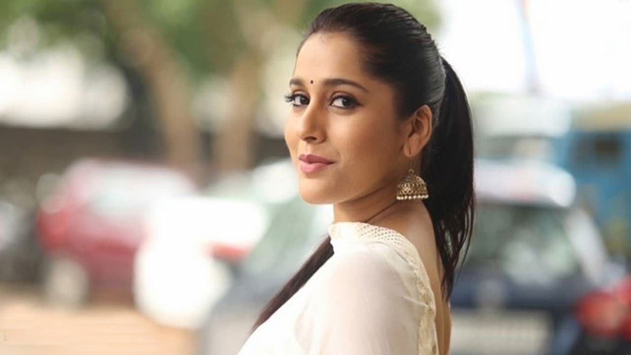 ఆ వ్యాధి డిప్రెషన్ కి గురి చేస్తుంది.. యాంకర్ రష్మి షాకింగ్ కామెంట్స్! ఆ వ్యాధి డిప్రెషన్ కి గురి చేస్తుంది.. యాంకర్ రష్మి షాకింగ్ కామెంట్స్!