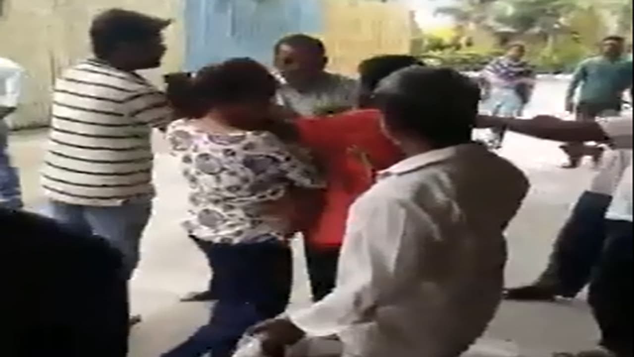 ప్రియుడితో కలిసున్న కూతురిని రెడ్ హ్యండెడ్ గా పట్టుకున్న తండ్రి (వీడియో) ప్రియుడితో కలిసున్న కూతురిని రెడ్ హ్యండెడ్ గా పట్టుకున్న తండ్రి (వీడియో)