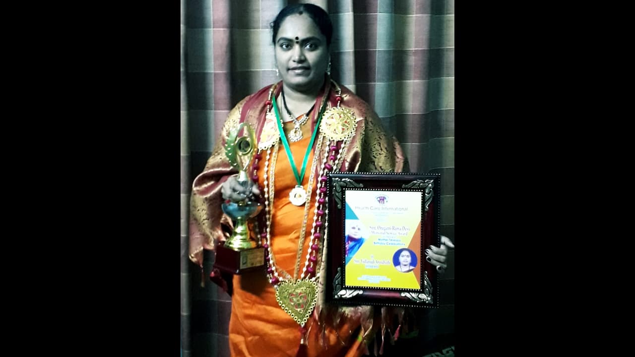 ఓరుగంటి రమాదేవి మెమోరియల్ సర్వీస్ అవార్డును అందుకున్న వడ్లమూడి అరుంధతి (వీడియో) ఓరుగంటి రమాదేవి మెమోరియల్ సర్వీస్ అవార్డును అందుకున్న వడ్లమూడి అరుంధతి (వీడియో)