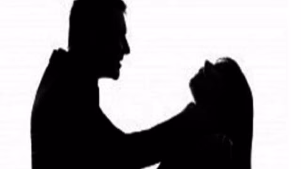 యువకులతో చనువుగా ఉంటోందని... అక్క పీక పిసికిన తమ్ముడు యువకులతో చనువుగా ఉంటోందని... అక్క పీక పిసికిన తమ్ముడు