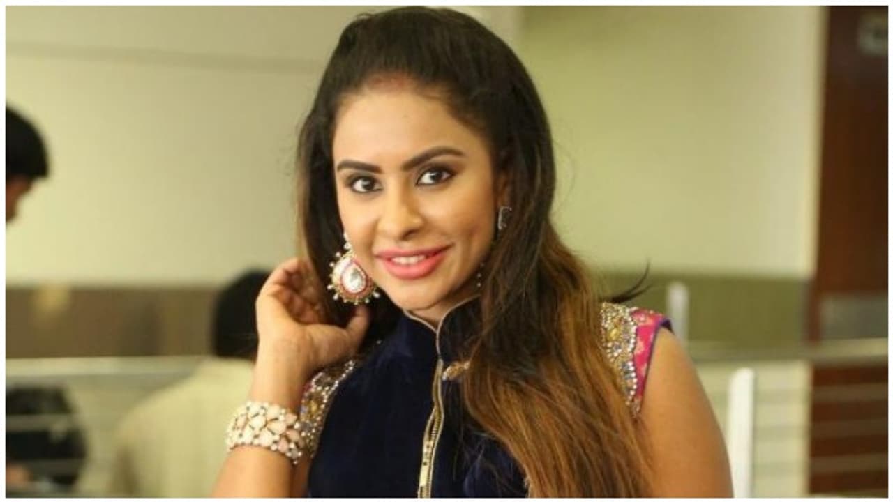 மீண்டும் தொடங்கிய பாலியல் குற்றச்சாட்டு! உலகிலேயே நம்பர் 1 மோசம் இவர்தான்! பிரபல இயக்குனர் பெயரை வெளியிட்ட ஸ்ரீ ரெட்டி! மீண்டும் தொடங்கிய பாலியல் குற்றச்சாட்டு! உலகிலேயே நம்பர் 1 மோசம் இவர்தான்! பிரபல இயக்குனர் பெயரை வெளியிட்ட ஸ்ரீ ரெட்டி!