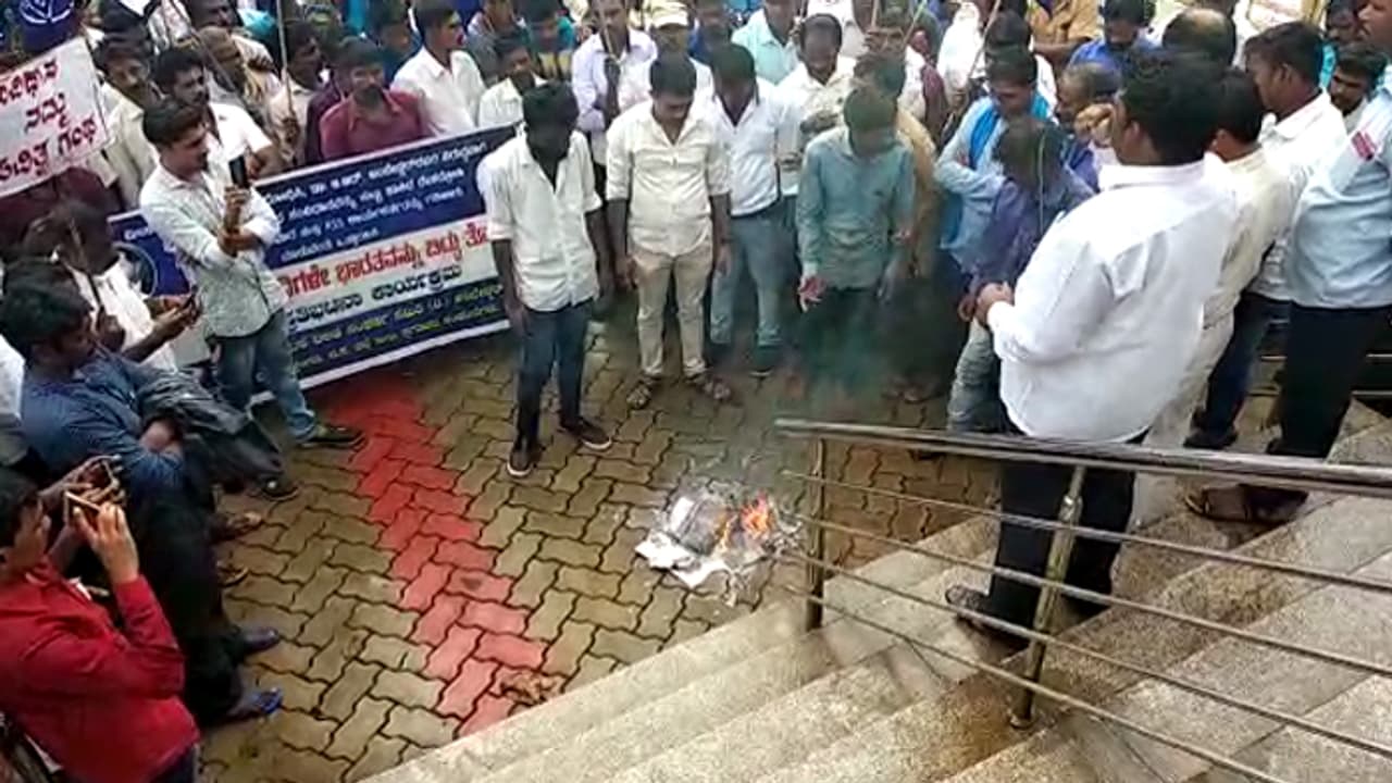 ದಲಿತರಿಂದ ಮನುಸ್ಮೃತಿ ಸುಟ್ಟು ಪ್ರತಿಭಟನೆ ದಲಿತರಿಂದ ಮನುಸ್ಮೃತಿ ಸುಟ್ಟು ಪ್ರತಿಭಟನೆ
