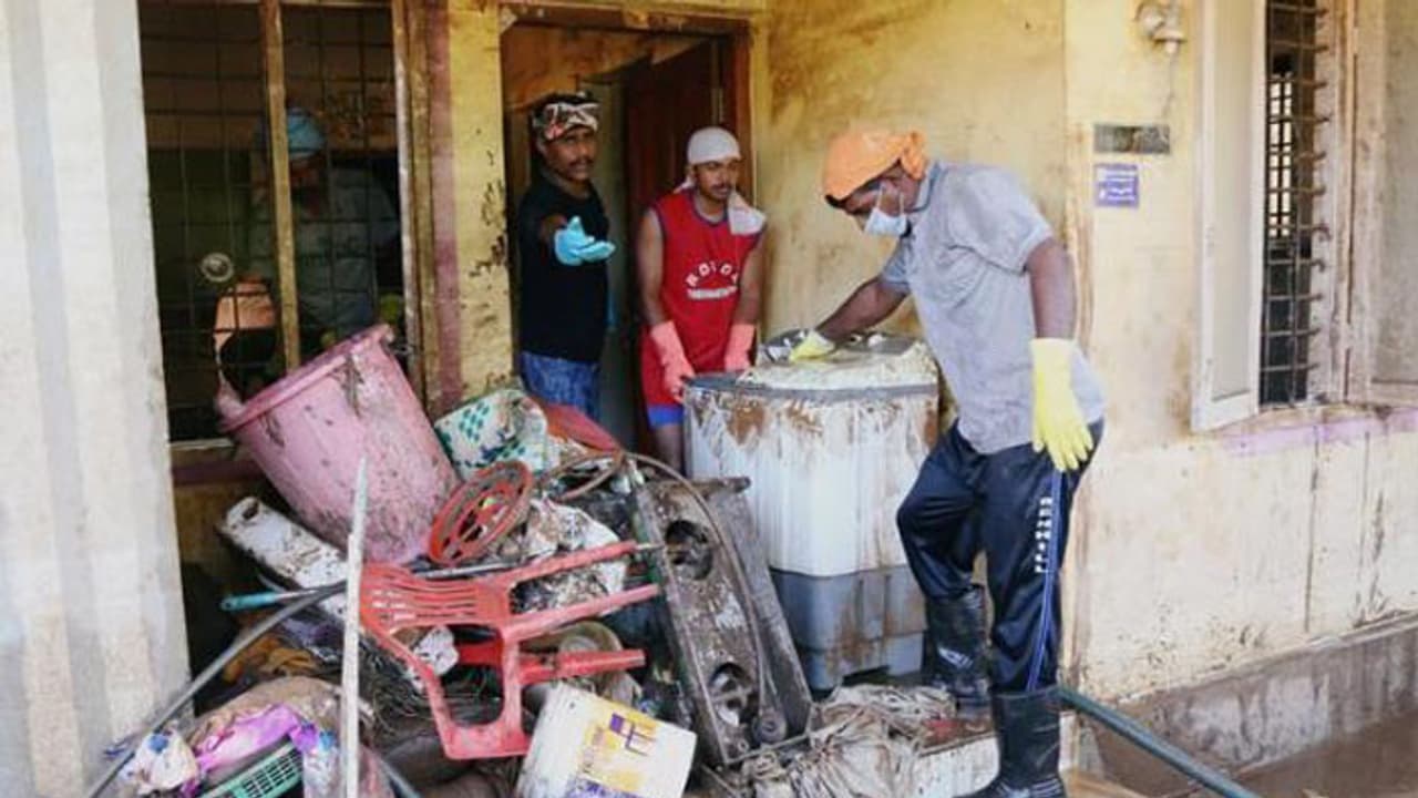 ആലപ്പുഴയിലെ മഹാശുചീകരണം; ഇന്ന് പങ്കാളികളായത് അരലക്ഷം പേര് ആലപ്പുഴയിലെ മഹാശുചീകരണം; ഇന്ന് പങ്കാളികളായത് അരലക്ഷം പേര്