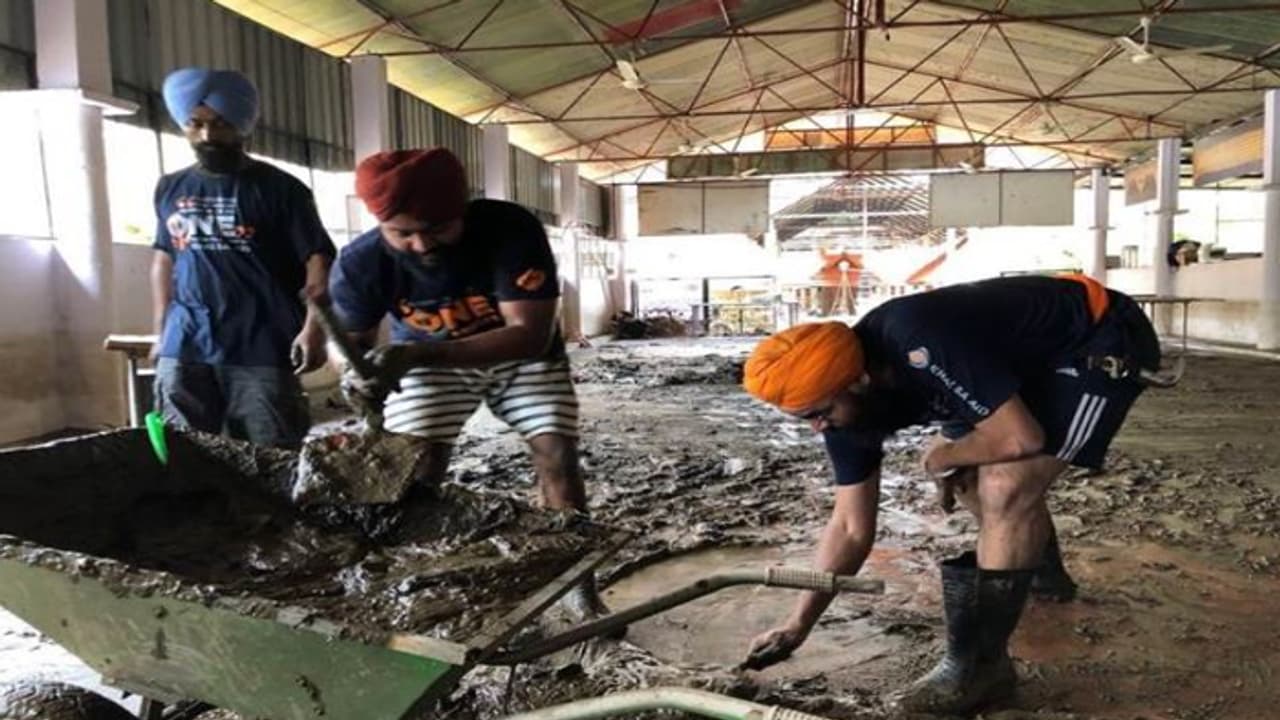 ശുചീകരണ പ്രവർത്തനങ്ങളിൽ ശക്തമായ സാന്നിധ്യമായി സിഖ് സന്നദ്ധപ്രവര്ത്തകര് ശുചീകരണ പ്രവർത്തനങ്ങളിൽ ശക്തമായ സാന്നിധ്യമായി സിഖ് സന്നദ്ധപ്രവര്ത്തകര്