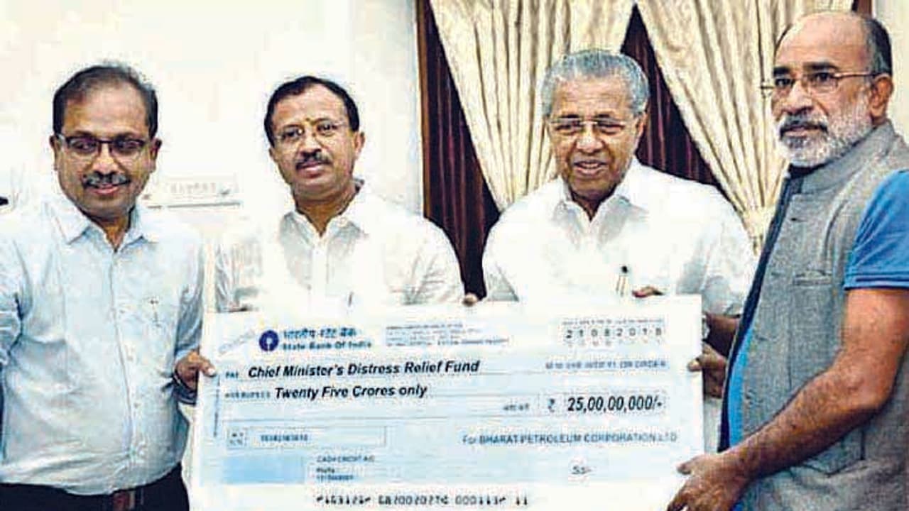 ಕೇರಳಕ್ಕೆ ಬಿಜೆಪಿ ಸಚಿವರು, ಸಂಸದರಿಂದ 25 ಕೋಟಿ ದೇಣಿಗೆ! ಕೇರಳಕ್ಕೆ ಬಿಜೆಪಿ ಸಚಿವರು, ಸಂಸದರಿಂದ 25 ಕೋಟಿ ದೇಣಿಗೆ!