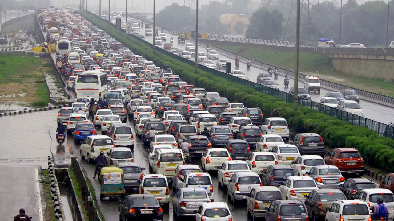 Delhi rain: Heavy showers cripple city; waterlogging, traffic cause woes Delhi rain: Heavy showers cripple city; waterlogging, traffic cause woes