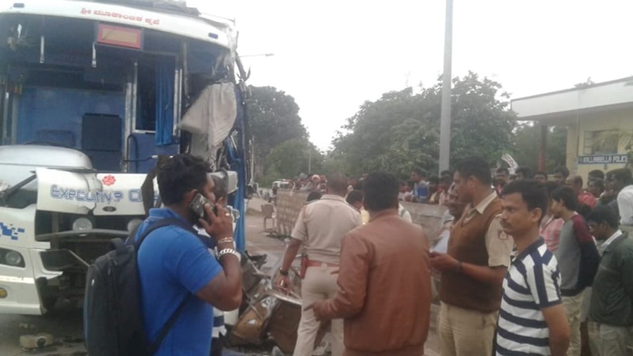 ಖಾಸಗಿ ಕೆಎಸ್ಆರ್ಟಿಸಿ ಬಸ್ ಅಪಘಾತ: ಮೂರು ಸಾವು ಖಾಸಗಿ ಕೆಎಸ್ಆರ್ಟಿಸಿ ಬಸ್ ಅಪಘಾತ: ಮೂರು ಸಾವು