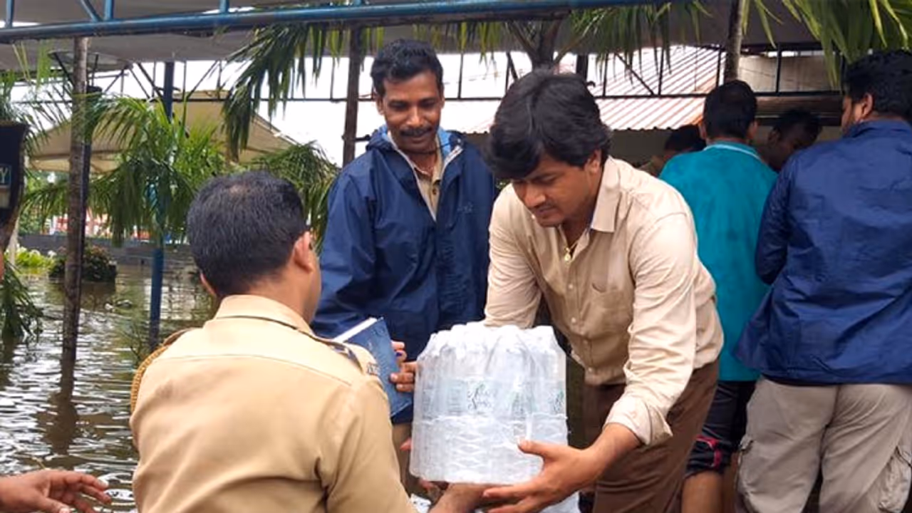 48 గంటల్లో 2.5 లక్షల మంది తరలింపు.. కేరళలో తెలుగు ఐఏఎస్ అధికారి సాహసం 48 గంటల్లో 2.5 లక్షల మంది తరలింపు.. కేరళలో తెలుగు ఐఏఎస్ అధికారి సాహసం