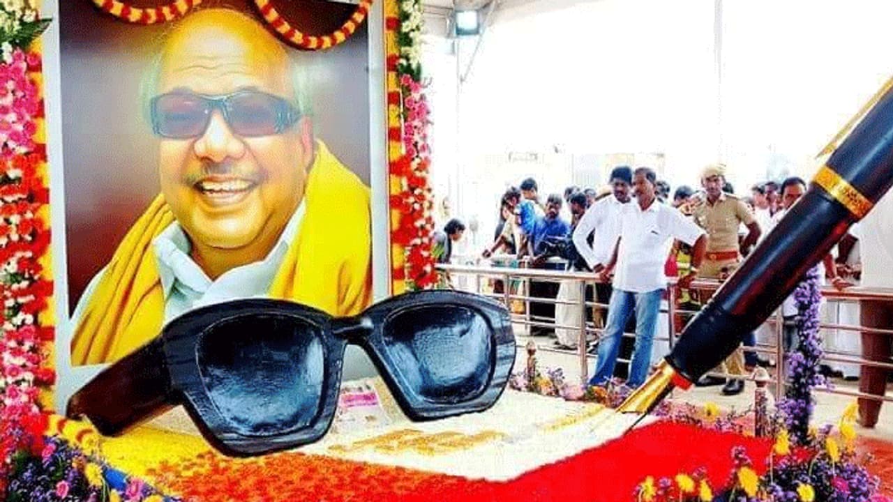 திமுக தலைவரான பின் முதல் முறையாக கருணாநிதி சமாதி செல்லும் ஸ்டாலின்... புது பொலிவுடன் ஜொலிக்கும் நினைவிடம்! திமுக தலைவரான பின் முதல் முறையாக கருணாநிதி சமாதி செல்லும் ஸ்டாலின்... புது பொலிவுடன் ஜொலிக்கும் நினைவிடம்!