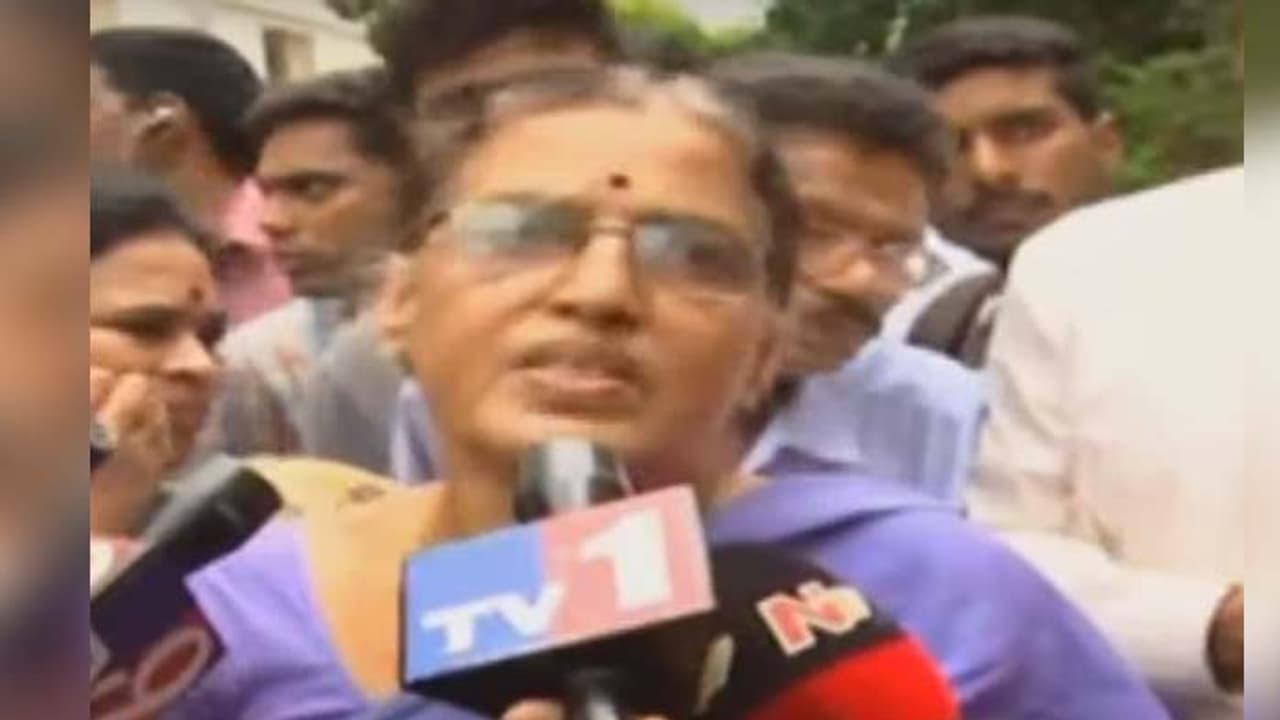 40 ఏళ్లలో ఎప్పుడూ ఇలా జరగలేదు: వరవరరావు భార్య హేమలత 40 ఏళ్లలో ఎప్పుడూ ఇలా జరగలేదు: వరవరరావు భార్య హేమలత