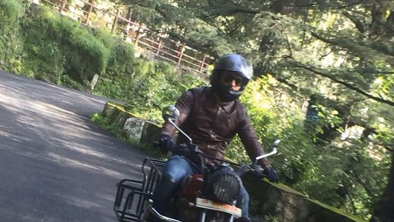 ಭದ್ರತಾ ಪಡೆ ಕಣ್ತಪ್ಪಿಸಿ ಎಂ ಎಸ್ ಧೋನಿ ಬೈಕ್ ರೈಡ್! ಭದ್ರತಾ ಪಡೆ ಕಣ್ತಪ್ಪಿಸಿ ಎಂ ಎಸ್ ಧೋನಿ ಬೈಕ್ ರೈಡ್!