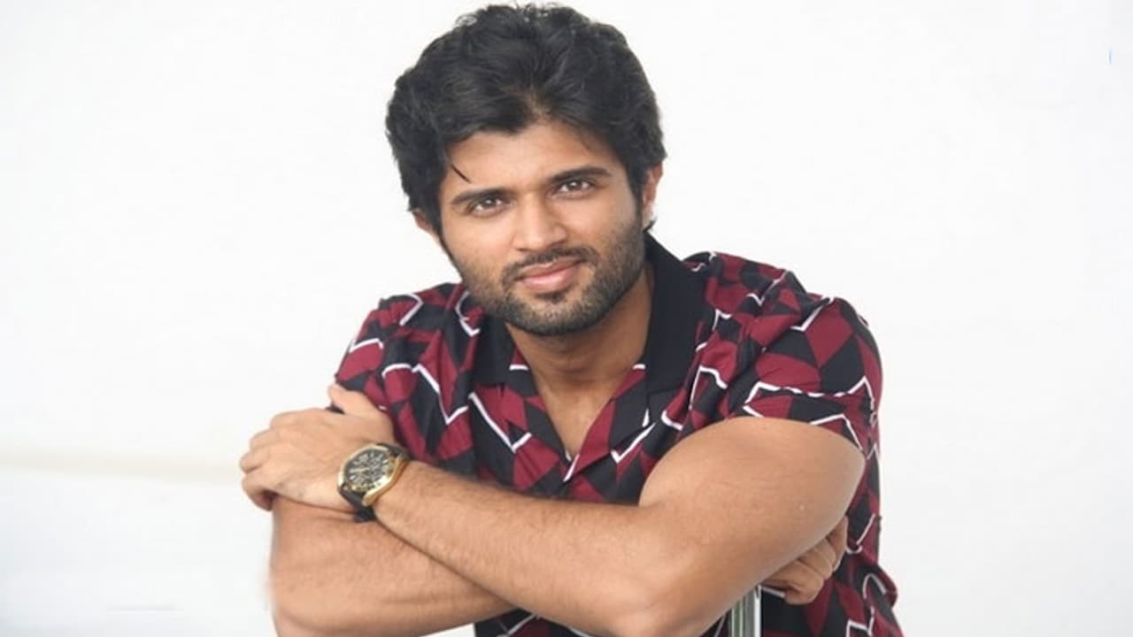 విజయ్ దేవరకొండ రెమ్యునరేషన్ తో కుర్రహీరోలు షాక్! విజయ్ దేవరకొండ రెమ్యునరేషన్ తో కుర్రహీరోలు షాక్!