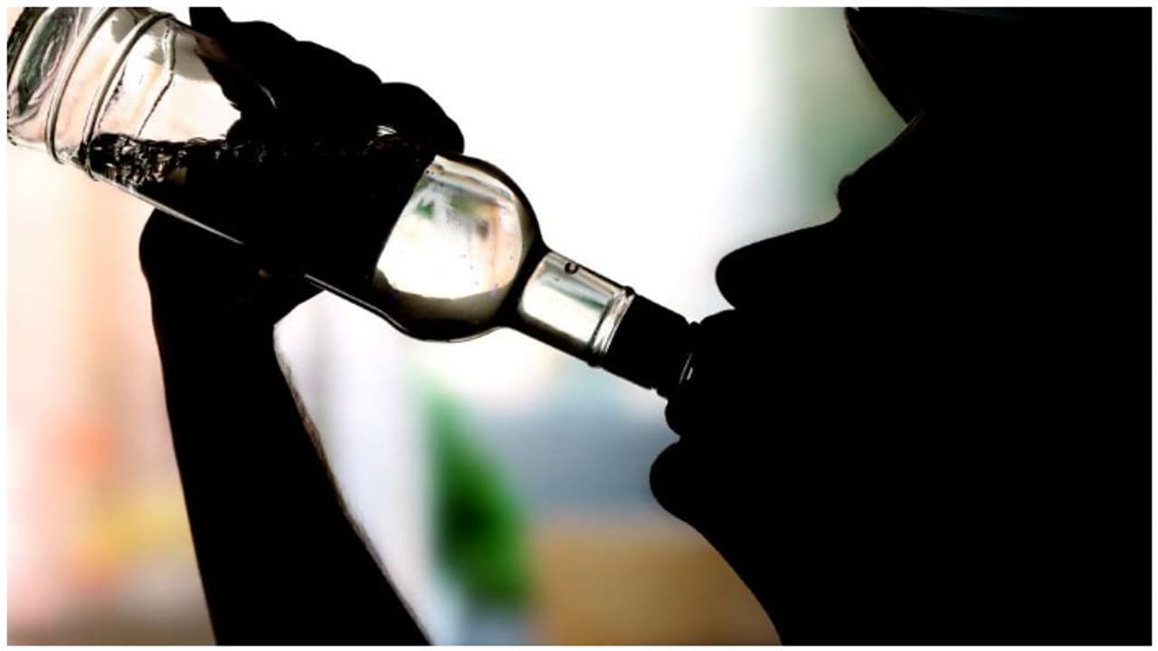 குடிபழக்கத்துக்கு கும்பிடு போட்ட இளம் நடிகர்...! குடிபழக்கத்துக்கு கும்பிடு போட்ட இளம் நடிகர்...!