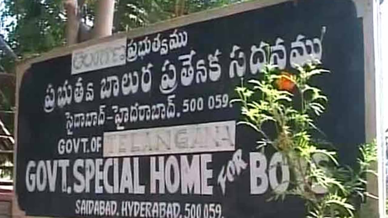 సైదాబాద్ జువైనల్ హోమ్ నుంచి 11 మంది బాలురు పరారీ సైదాబాద్ జువైనల్ హోమ్ నుంచి 11 మంది బాలురు పరారీ