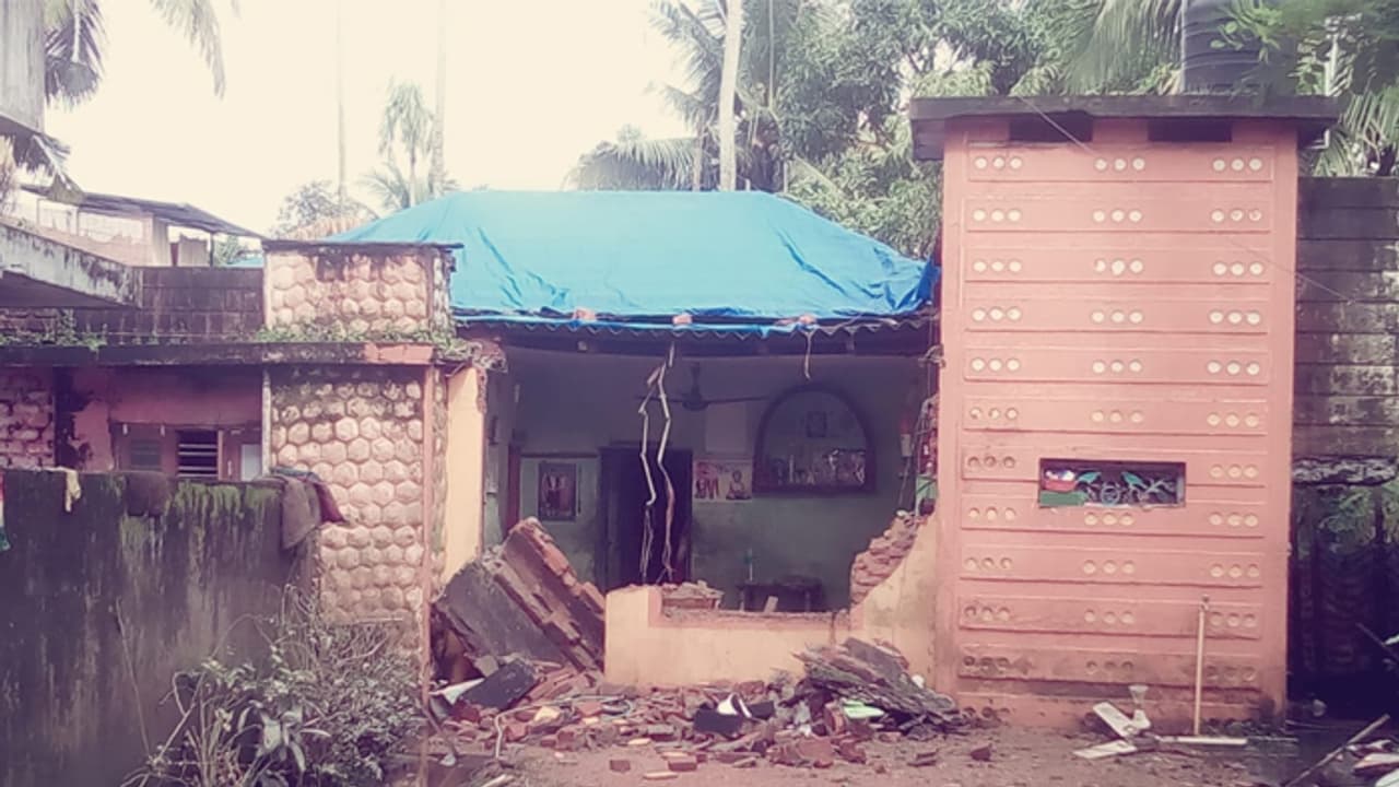 പ്രളയം; ആലപ്പുഴയില് വെള്ളം കയറിയ വീട് ഇടിഞ്ഞു വീണു പ്രളയം; ആലപ്പുഴയില് വെള്ളം കയറിയ വീട് ഇടിഞ്ഞു വീണു