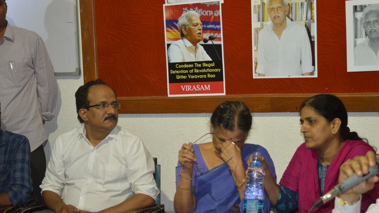 వరవరరావు అరెస్టు: కంట తడి పెట్టిన భార్య హేమలత వరవరరావు అరెస్టు: కంట తడి పెట్టిన భార్య హేమలత