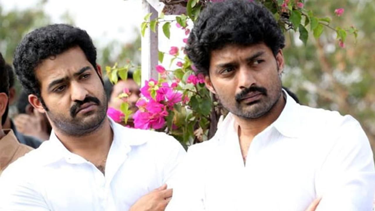 హరికృష్ణ మృతదేహం వద్ద బోరున విలపించిన ఎన్టీఆర్, కళ్యాణ్ రామ్ హరికృష్ణ మృతదేహం వద్ద బోరున విలపించిన ఎన్టీఆర్, కళ్యాణ్ రామ్