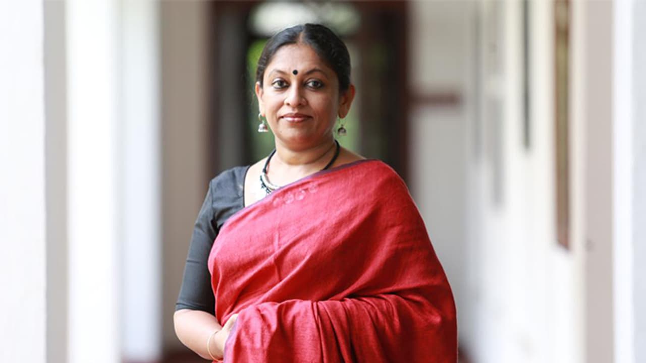 കന്യാസ്ത്രീ എന്തുകൊണ്ട് പന്ത്രണ്ടു തവണ പരാതിപ്പെട്ടില്ല എന്ന് ചോദിക്കുന്നവരോട്; കെആര്‍ മീരയ്ക്ക് ചിലത് പറയാനുണ്ട്