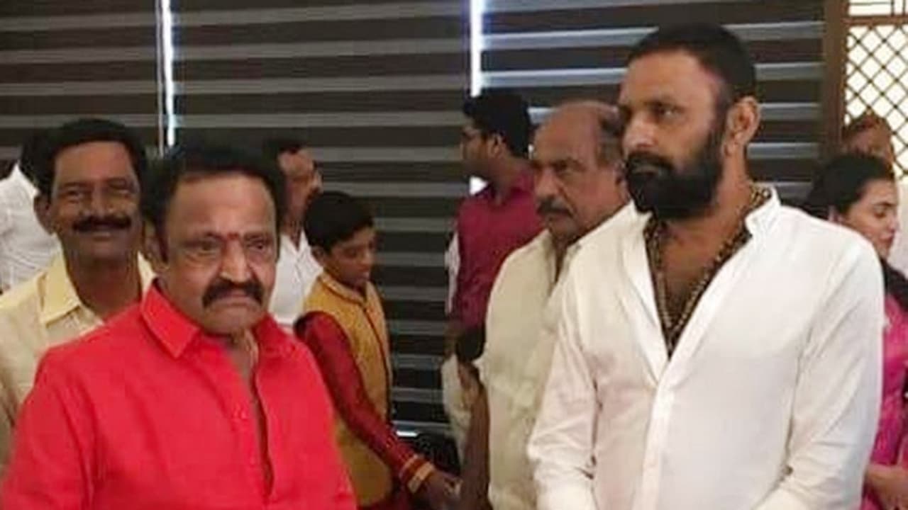 చైతన్యరథ సారథికి.. సారథిగా వ్యవహారించిన కొడాలి నాని