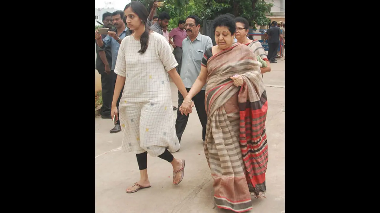 హరికృష్ణ నివాసానికి ఎన్టీఆర్ తల్లి, భార్య