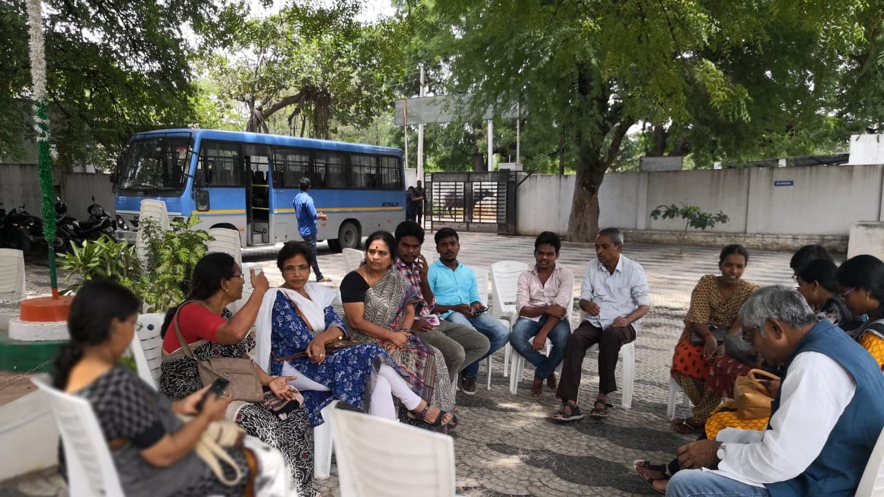 వరవరరావు అరెస్ట్.... ట్యాంక్ బండ్ పై ప్రజాసంఘాల నిరసన వరవరరావు అరెస్ట్.... ట్యాంక్ బండ్ పై ప్రజాసంఘాల నిరసన