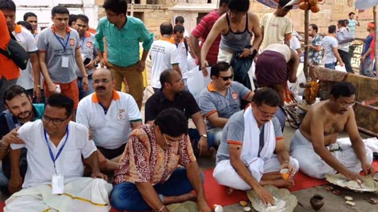 ഭാര്യമാരുടെ പീഡനം; ജീവിച്ചിരിക്കുന്ന ഭാര്യമാര്ക്ക് അന്ത്യകര്മ്മം, ഗംഗയിൽ കുളിച്ച് തൊഴുത് ഭർത്താക്കന്മാർ ഭാര്യമാരുടെ പീഡനം; ജീവിച്ചിരിക്കുന്ന ഭാര്യമാര്ക്ക് അന്ത്യകര്മ്മം, ഗംഗയിൽ കുളിച്ച് തൊഴുത് ഭർത്താക്കന്മാർ