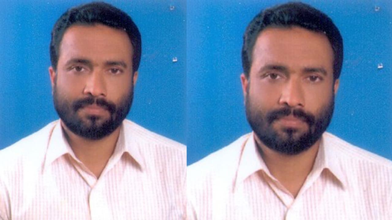 സിപിഎം ലോക്കല് സെക്രട്ടറിയെ തൂങ്ങിമരിച്ച നിലയില് കണ്ടെത്തി സിപിഎം ലോക്കല് സെക്രട്ടറിയെ തൂങ്ങിമരിച്ച നിലയില് കണ്ടെത്തി