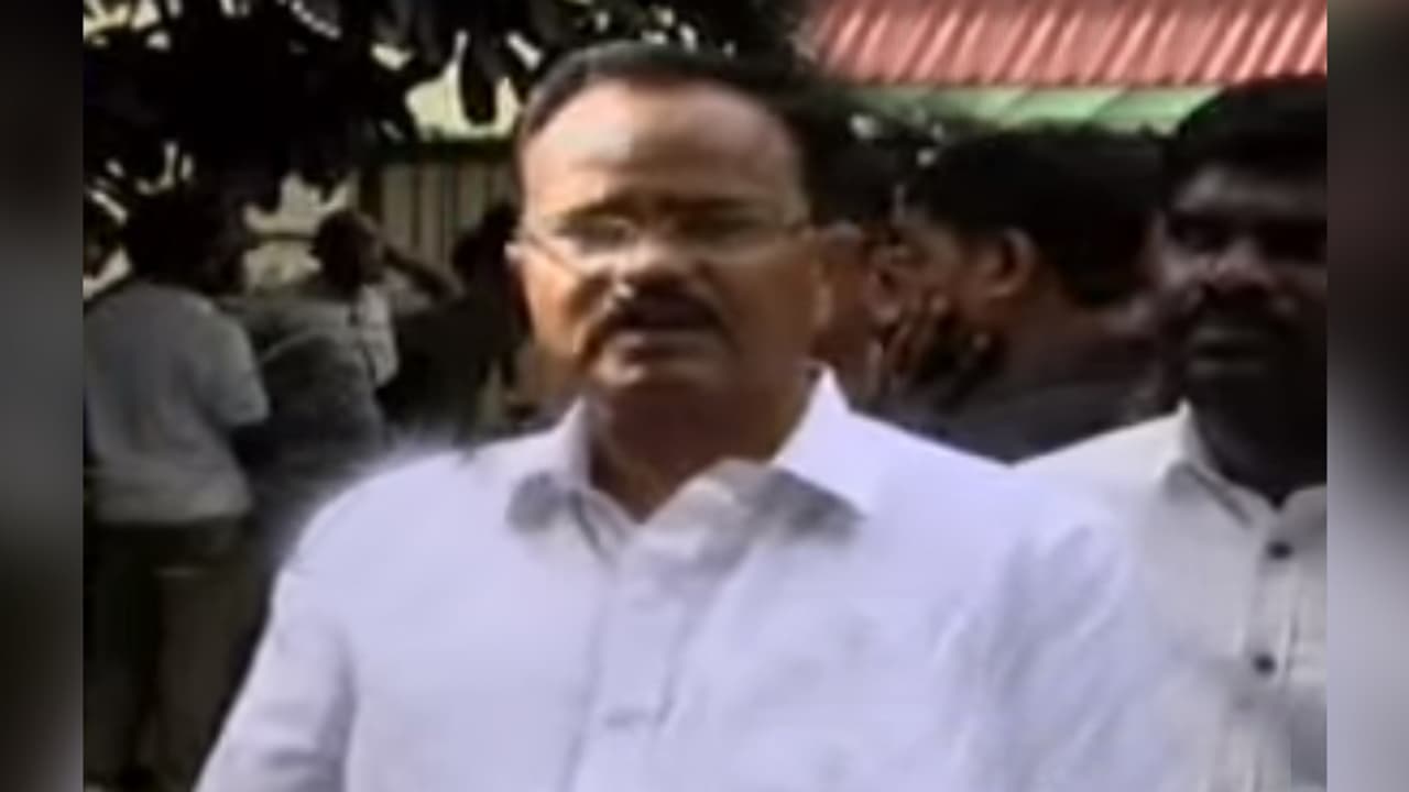 హరికృష్ణ మృతి: కన్నీళ్లు పెట్టుకొన్న మోత్కుపల్లి