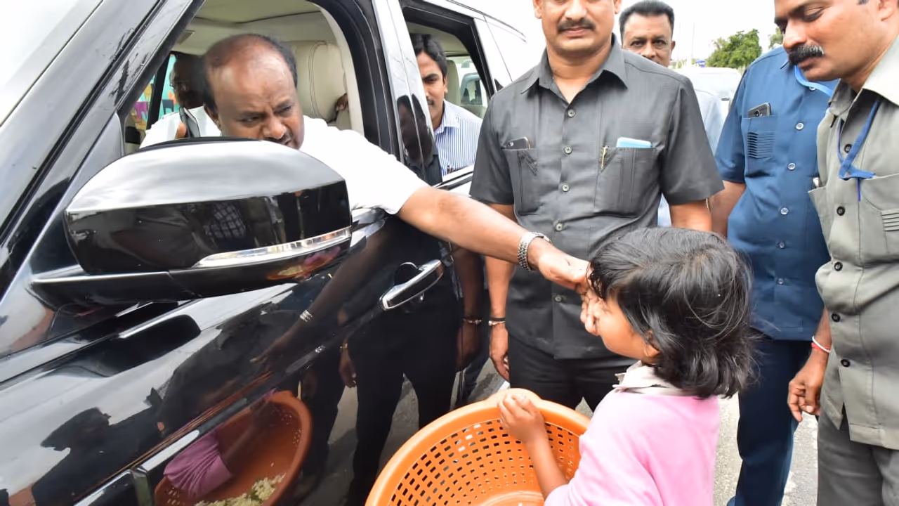 ಹೂ ಮಾರುವ ಬಾಲೆಯನ್ನು ಮಾತನಾಡಿಸಿದ ರಾಜ್ಯದ ದೊರೆ ಹೂ ಮಾರುವ ಬಾಲೆಯನ್ನು ಮಾತನಾಡಿಸಿದ ರಾಜ್ಯದ ದೊರೆ