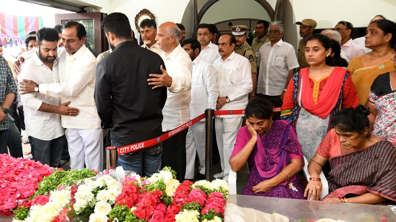 హరికృష్ణ విషయంలో... మరో అడుగు ముందుకేసిన తెలంగాణ ప్రభుత్వం హరికృష్ణ విషయంలో... మరో అడుగు ముందుకేసిన తెలంగాణ ప్రభుత్వం