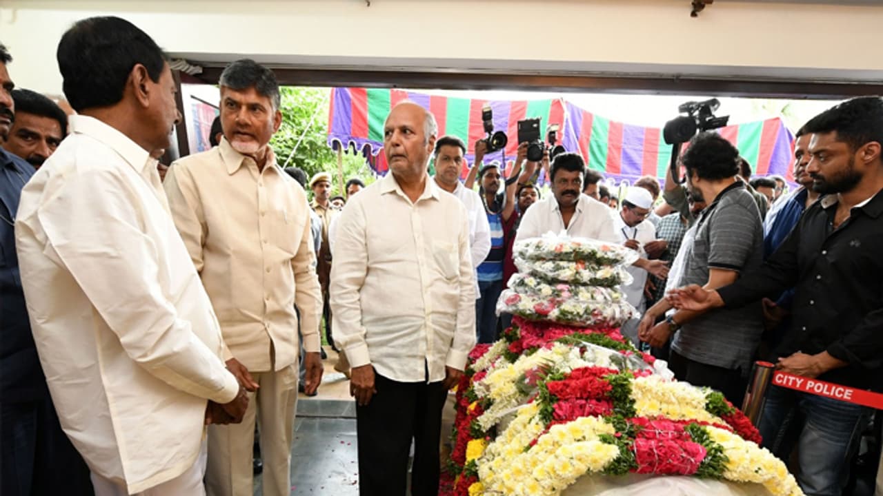 హరికృష్ణ నివాసంలో కలుసుకున్న ఇద్దరు చంద్రులు