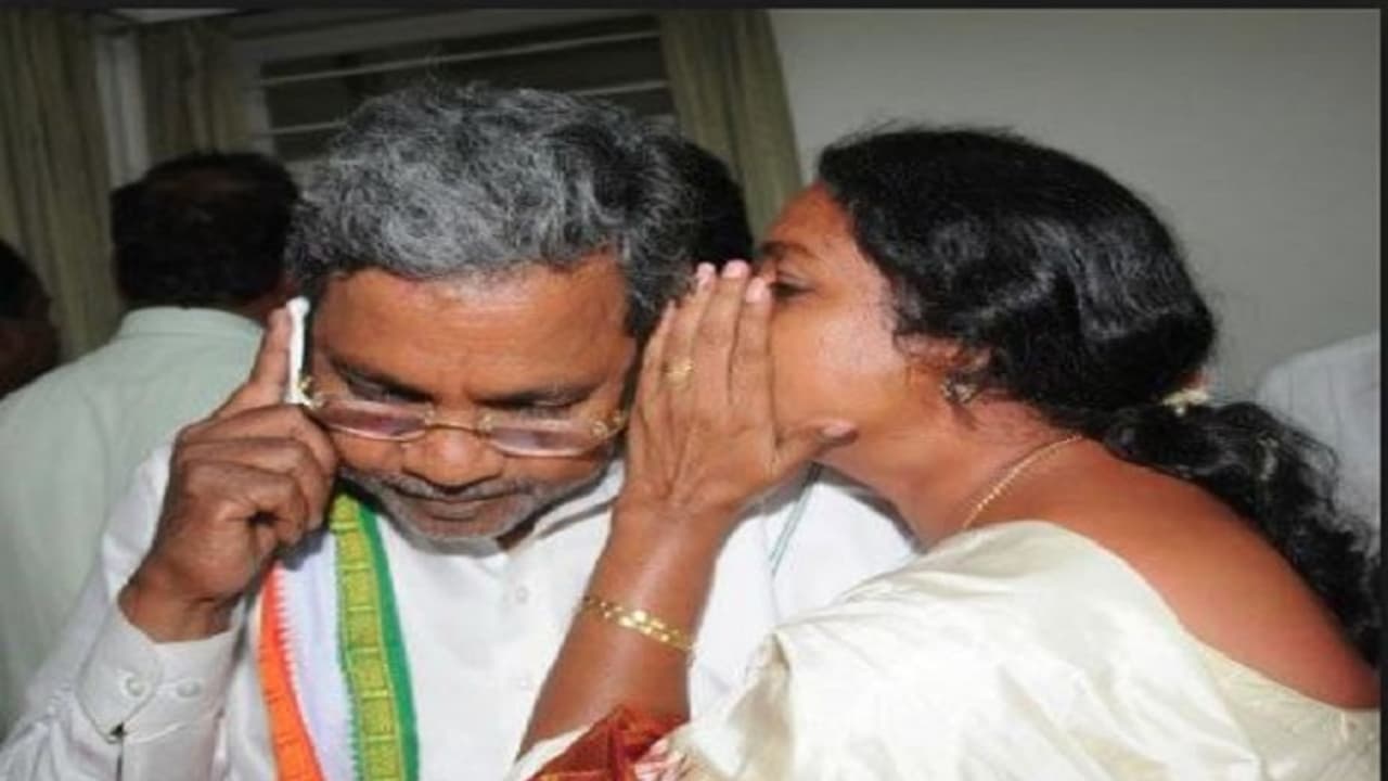 ಬಾರಮ್ಮ ನಟಿಮಣಿ: ಉಮಾಶ್ರೀ ಕೂಗಿದ ಸಿದ್ದರಾಮಯ್ಯ! ಬಾರಮ್ಮ ನಟಿಮಣಿ: ಉಮಾಶ್ರೀ ಕೂಗಿದ ಸಿದ್ದರಾಮಯ್ಯ!