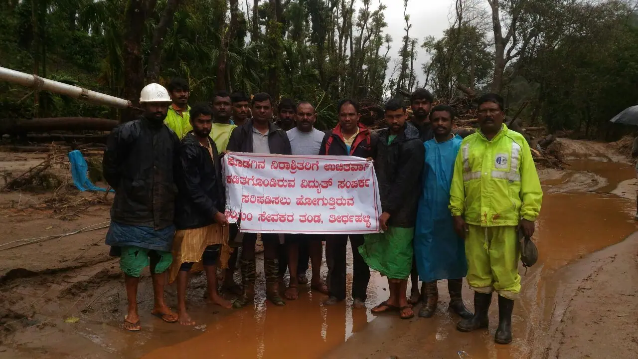 ಗುತ್ತಿಗೆದಾರರಿಂದ ಕೊಡಗು ಸಂತ್ರಸ್ತರಿಗೆ ಬೆಳಕು ಗುತ್ತಿಗೆದಾರರಿಂದ ಕೊಡಗು ಸಂತ್ರಸ್ತರಿಗೆ ಬೆಳಕು