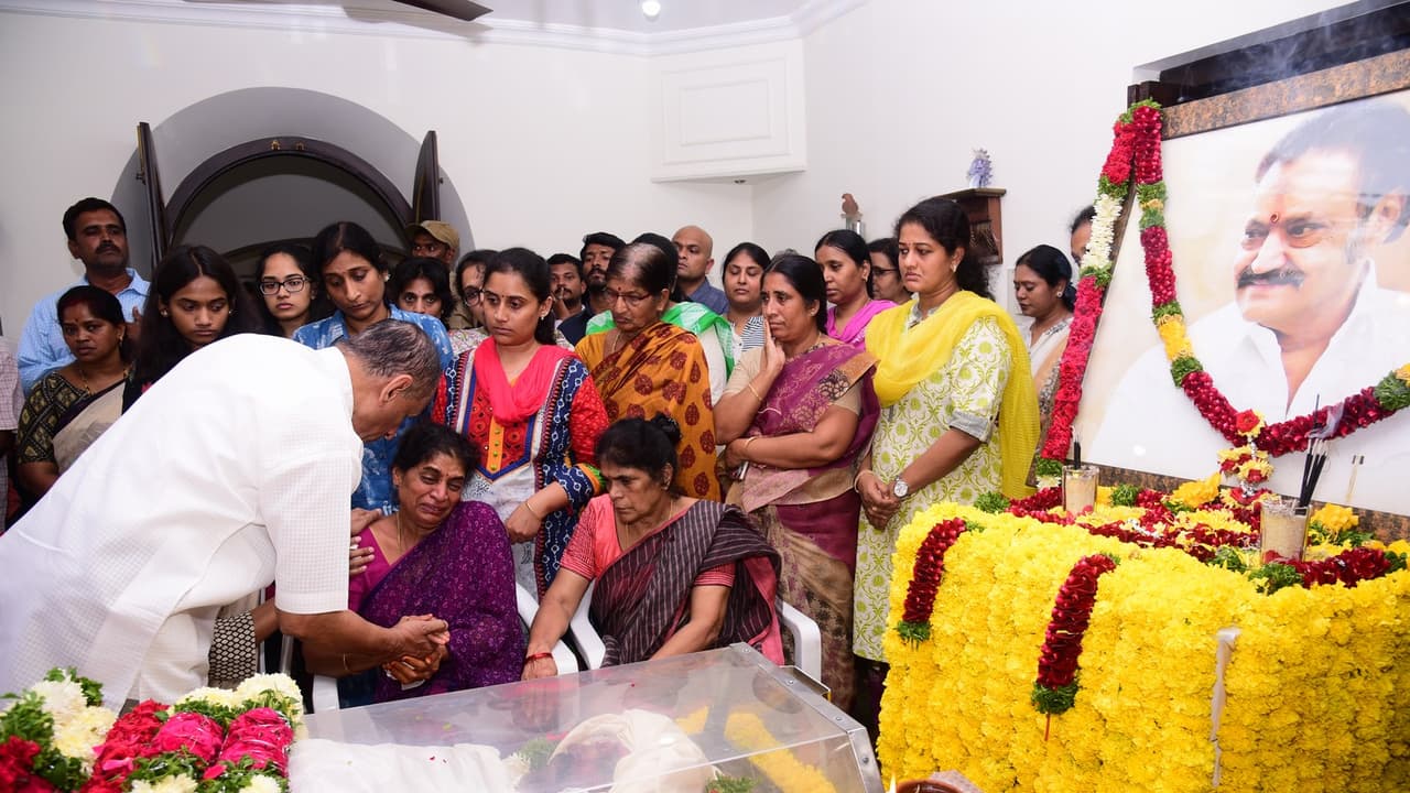 హరికృష్ణను కడసారి చూసేందుకు తరలివస్తున్న అభిమానులు హరికృష్ణను కడసారి చూసేందుకు తరలివస్తున్న అభిమానులు