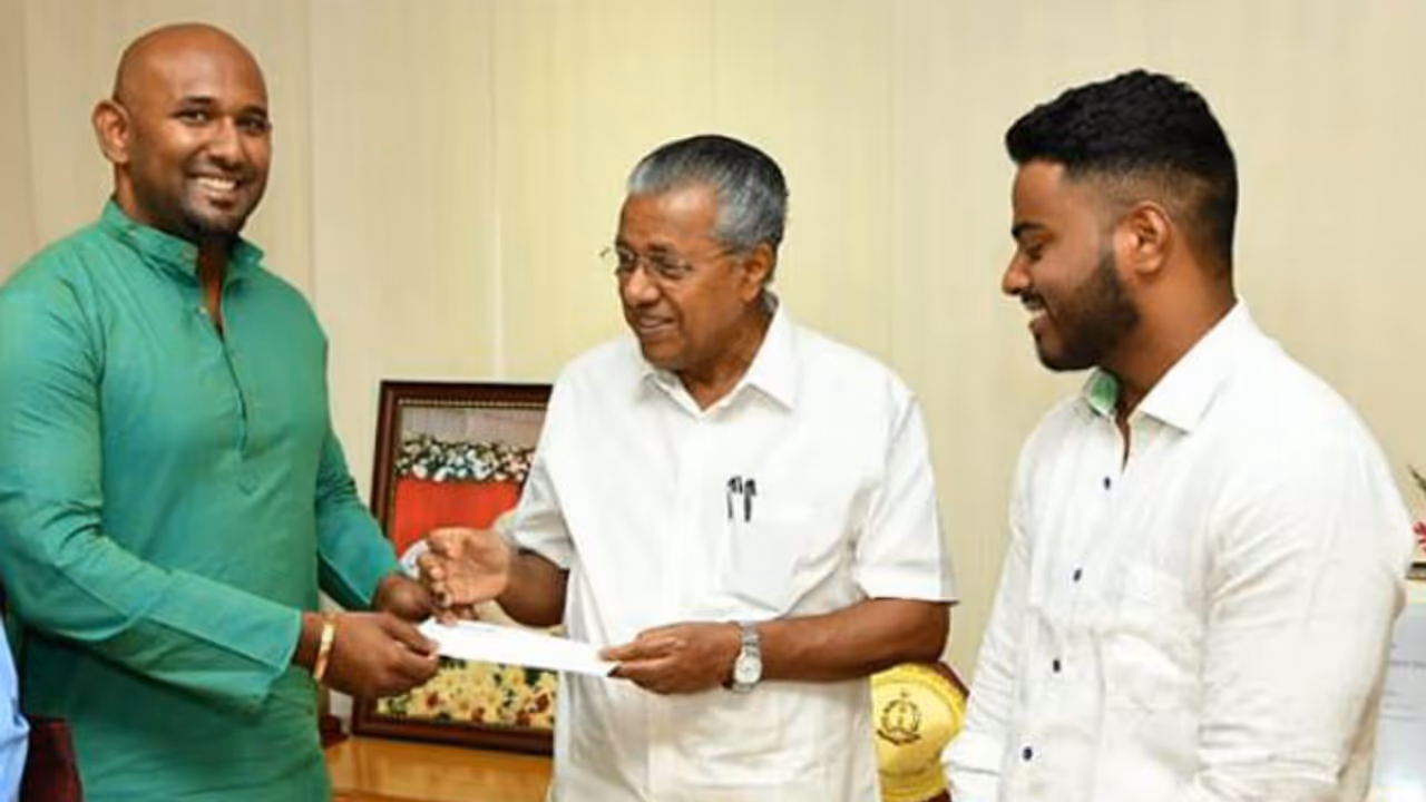 നാടിന് വേണ്ടി പിരിച്ച തുകയുമായി അമേരിക്കയില് നിന്ന് അവരെത്തി; ഇരുകയ്യും നീട്ടി സ്വീകരിച്ച് മുഖ്യമന്ത്രിയും നാടിന് വേണ്ടി പിരിച്ച തുകയുമായി അമേരിക്കയില് നിന്ന് അവരെത്തി; ഇരുകയ്യും നീട്ടി സ്വീകരിച്ച് മുഖ്യമന്ത്രിയും