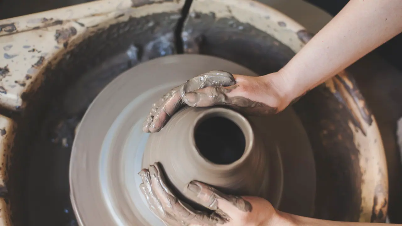 astro tips: களிமண்ணால் செய்யப்பட்ட இந்த பொருட்களை மட்டும் உங்க வீட்ல வைங்க.. மங்களகரமாக இருக்கும்!