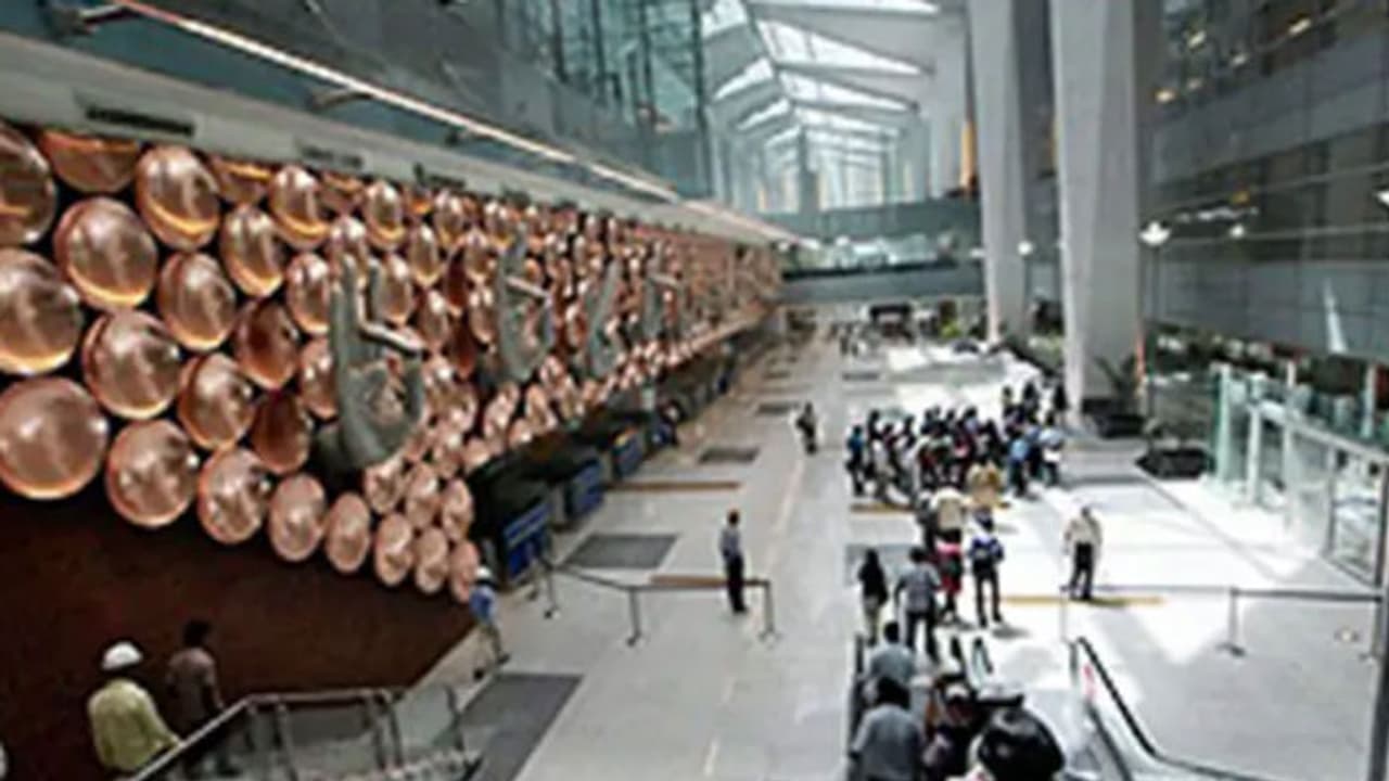 എയര്പോര്ട്ടില് വാക്കേറ്റം; സ്ത്രീ വലിച്ചെറിഞ്ഞ പവര്ബാങ്ക് പൊട്ടിത്തെറിച്ചു എയര്പോര്ട്ടില് വാക്കേറ്റം; സ്ത്രീ വലിച്ചെറിഞ്ഞ പവര്ബാങ്ക് പൊട്ടിത്തെറിച്ചു