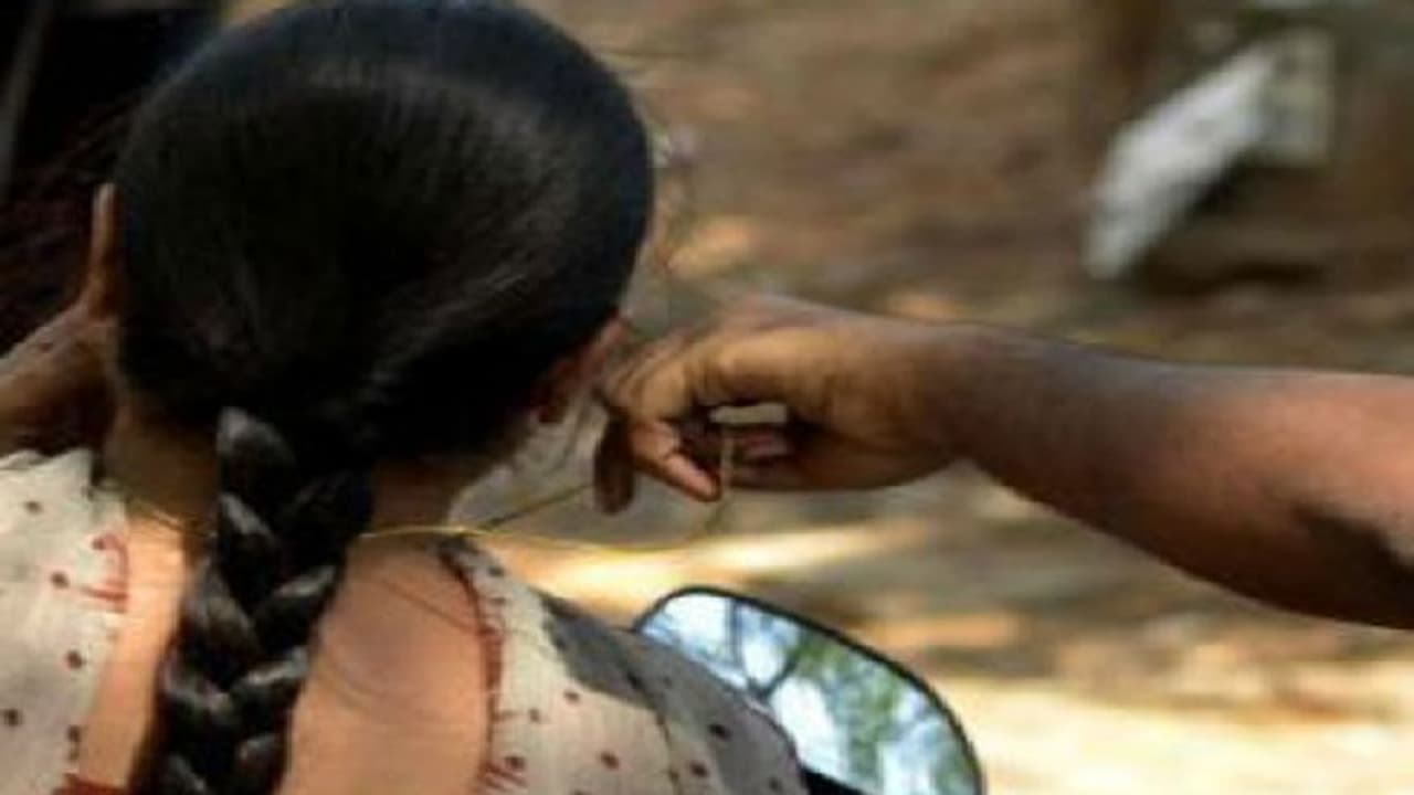 വാടക വീട് നോക്കാനെത്തി, വീട്ടമ്മയുടെ കഴുത്തിൽ കയർ മുറുക്കി ശ്വാസംമുട്ടിച്ച് നാലരപ്പവൻ താലിമാല കവർന്നു വാടക വീട് നോക്കാനെത്തി, വീട്ടമ്മയുടെ കഴുത്തിൽ കയർ മുറുക്കി ശ്വാസംമുട്ടിച്ച് നാലരപ്പവൻ താലിമാല കവർന്നു