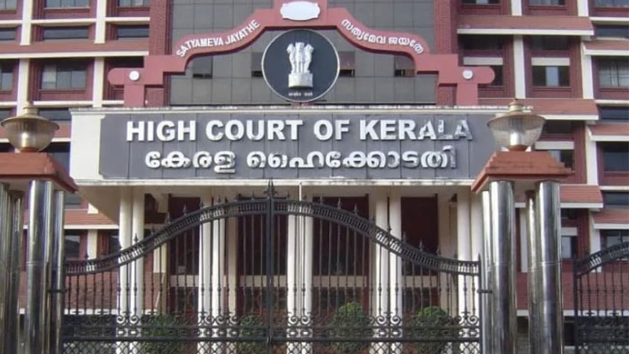 പ്രളയക്കെടുതി: നഷ്ടപരിഹാരത്തിന് കൃത്യമായ മാനദണ്ഡം വേണമെന്ന് ഹൈക്കോടതി പ്രളയക്കെടുതി: നഷ്ടപരിഹാരത്തിന് കൃത്യമായ മാനദണ്ഡം വേണമെന്ന് ഹൈക്കോടതി