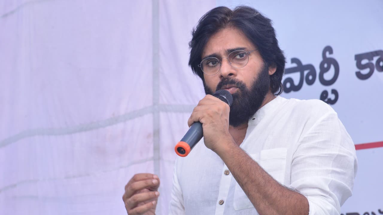 సైగ చేస్తే తన్ని తగలేస్తారు: చింతమనేనికి పవన్ హెచ్చరిక సైగ చేస్తే తన్ని తగలేస్తారు: చింతమనేనికి పవన్ హెచ్చరిక