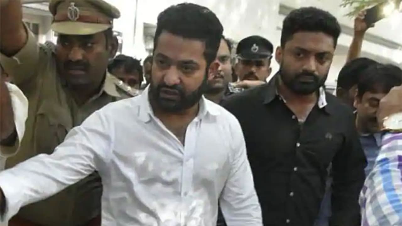 తారక్ భయ్యా అంటూ దేవిశ్రీ ప్రసాద్ ఎన్టీఆర్ కు ఓదార్పు తారక్ భయ్యా అంటూ దేవిశ్రీ ప్రసాద్ ఎన్టీఆర్ కు ఓదార్పు