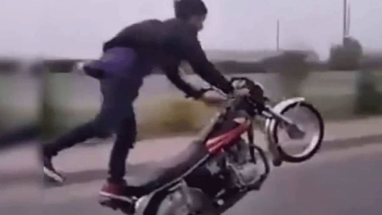 വൈറൽ വീഡിയോയ്ക്കായി നടുറോഡില്‍ അഭ്യാസം, 90കാരനെ ഇടിച്ചുതെറിപ്പിച്ച് ബൈക്ക്!